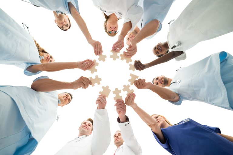 colaboracion-fabricantes-medicos-laboratorio-scaled.jpg